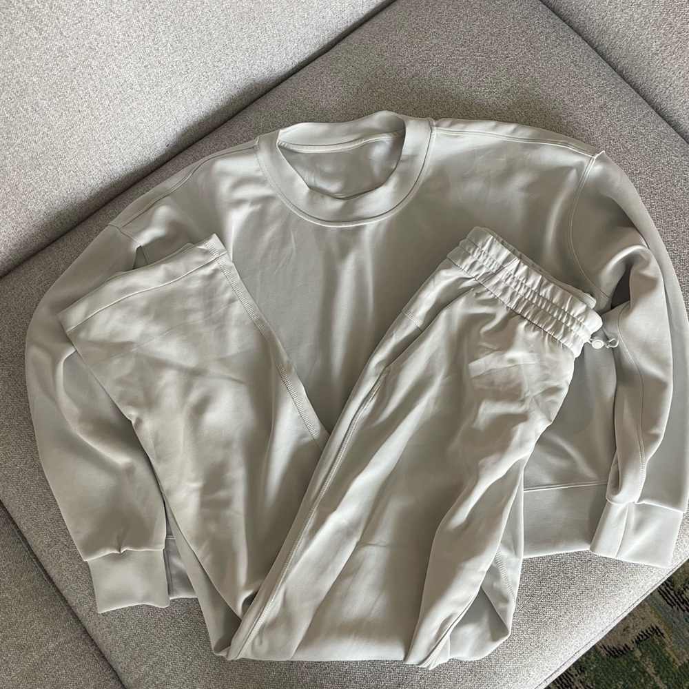 White lululemon Sweatshirt and Joggers Set